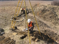 Badania terenowe na potrzeby oceny stateczności skarpy - lekka wiertnia z silnikiem spalinowym
